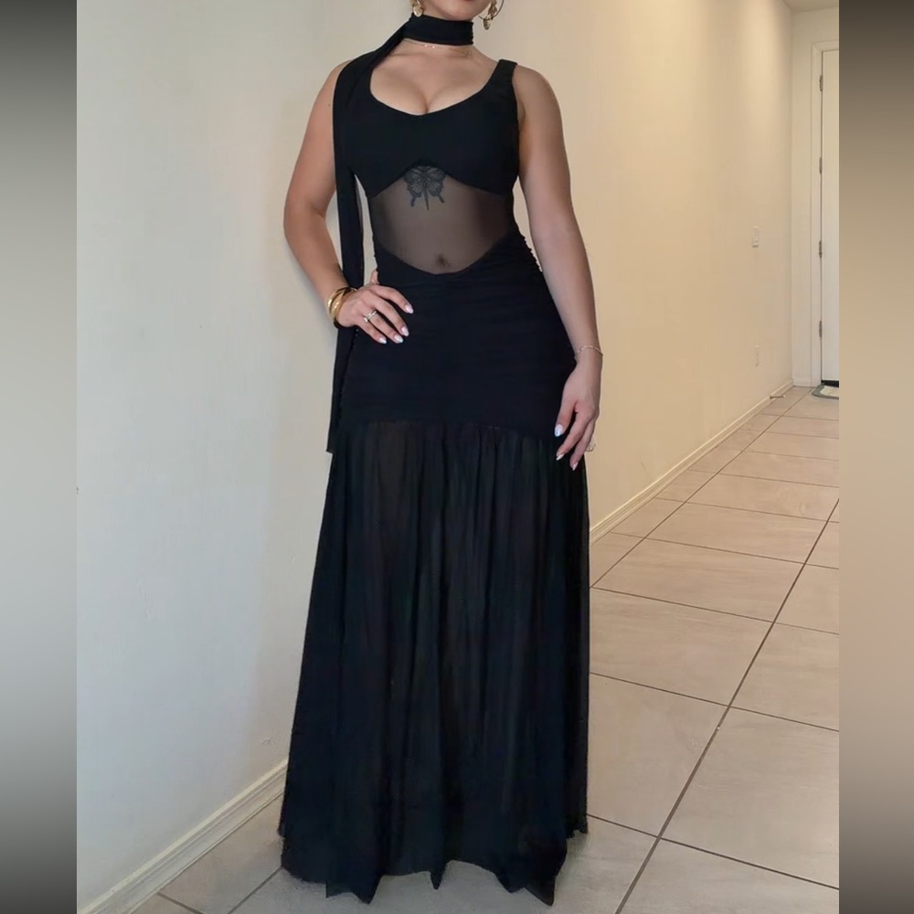 Elegant Black Evening Gown With Scarf